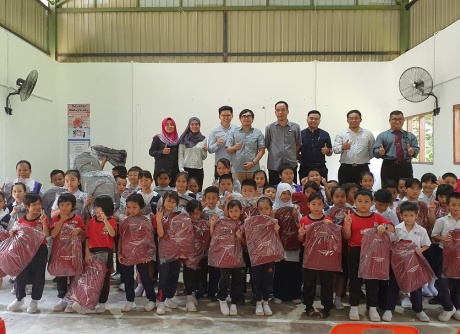Sponsorship of School Bags to SJKC Chung Hua