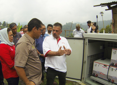 Mr. Mark is explaining on our solution to YAB Dato’ Seri Ahmad Faizal Bin Dato’ Azumu, the Chief Minister of Perak