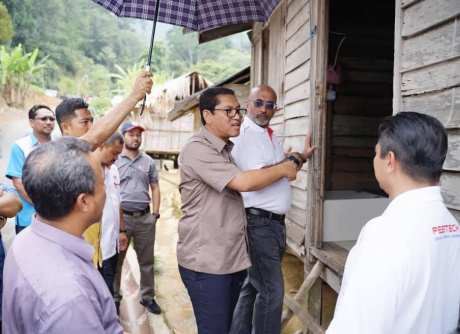 YAB Chief Minister of Perak visits the villagers' houses accompanied by Mr. Vind Sidhu